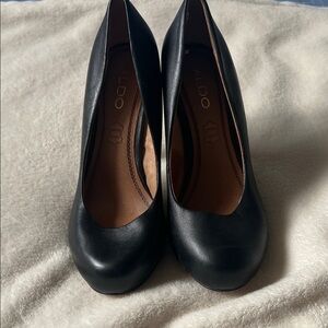 Aldo Women’s Black Round-Toe Leather Heels